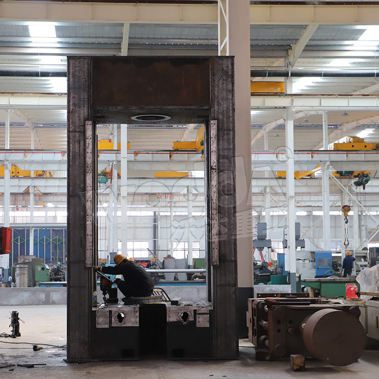 315噸框架壓力機車間加工現(xiàn)場 315噸框架壓力機車間加工現(xiàn)場