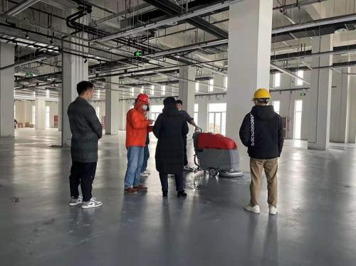 加工倉儲公司選擇洗地機(jī)、工業(yè)吸塵器等清潔設(shè)備